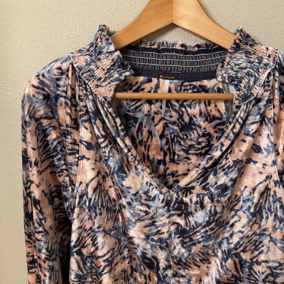Free People Velvet Boho Animal Print Women's Blouse Size Medium Balloon Sleeves - Picture 4 of 11